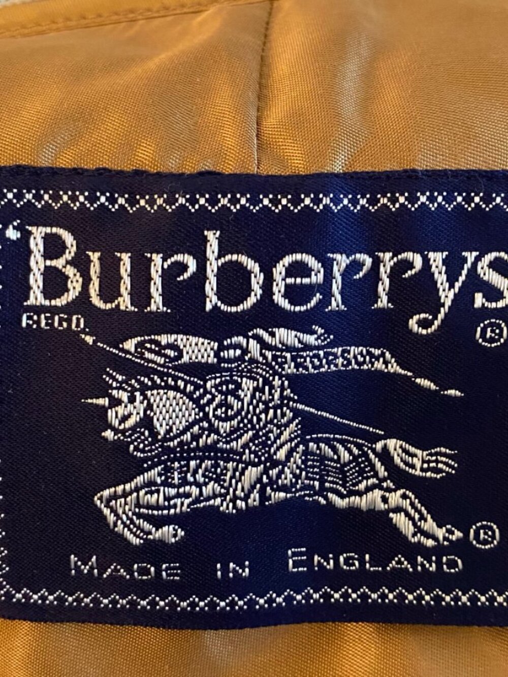 Burberrys' 1985 Trench Raincoat with zipped in lining - Picture 2 of 14